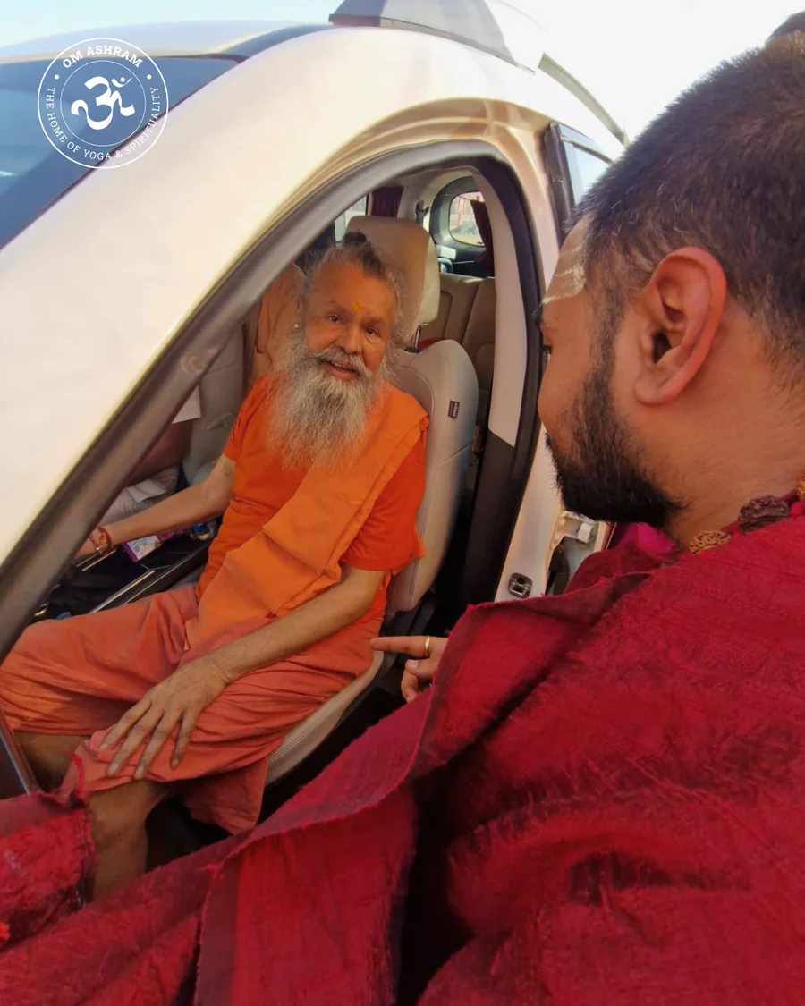 His Holiness Vishwaguru Mahamandaleshwar Paramahansa Shree Swami Maheshwarananda Puri Ji Maharaj visiting the yagya site and meeting his successor, Param Pujya Mahamandaleshwar Shree Swami Avatar Puri Ji Maharaj.